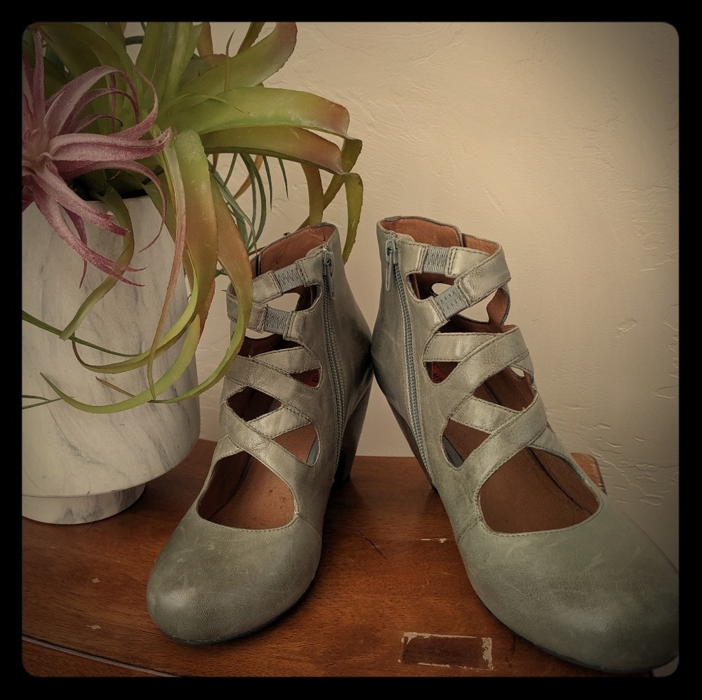 Adorable Statement Heels